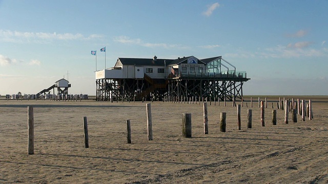 北海北弗里斯兰/ St. Peter Ording，石勒苏益格荷尔斯泰因，德国，海滩边的WS景观cafÃ©和餐厅视频素材