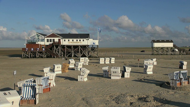 WS为带顶的藤条沙滩椅拍摄，cafÃ©位于北海北弗里斯兰海滩/ St. Peter Ording，石勒苏益格荷尔斯泰因，德国视频素材