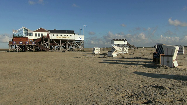 WS View of cafÃ©和柳条沙滩椅，北海北弗里斯兰，/ St. Peter Ording，石勒苏益格荷尔斯泰因，德国视频素材