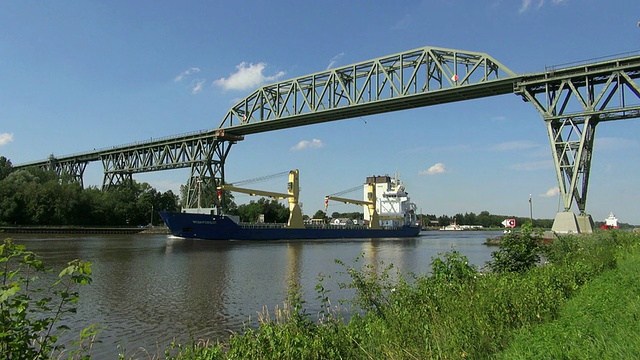 德国施勒维格荷尔斯泰因州Dithmarschen / Hochdonn附近Kiel Canal (Nord Ostsse Kanal)的船只从桥上驶过视频素材