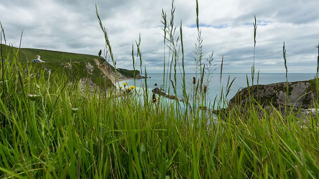 DURDLE DOOR - CIRCA 2014:在多云和晴朗的一天，在多塞特的侏罗纪海岸，移动时间流逝。视频素材