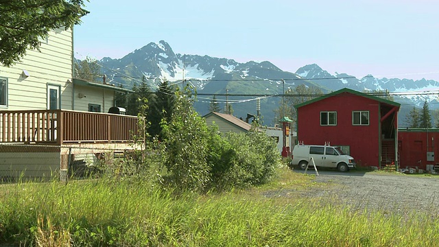 “从东方花园中餐馆后面眺望复活半岛的雪山，苏厄德，基奈半岛，阿拉斯加。”视频素材