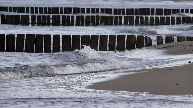 海浪冲击波罗的海海岸的慢镜头视频素材