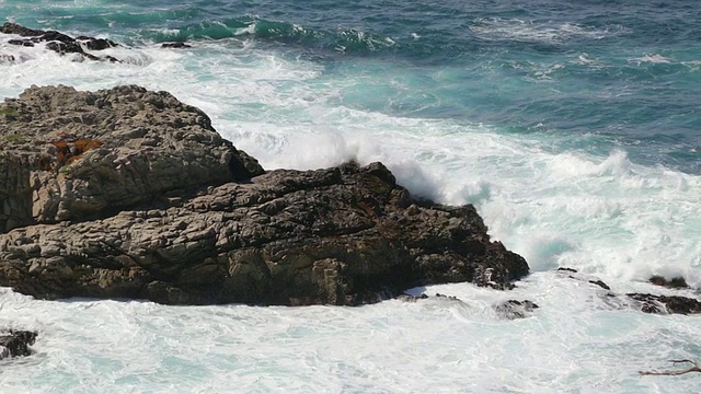 海浪撞击岩石视频素材