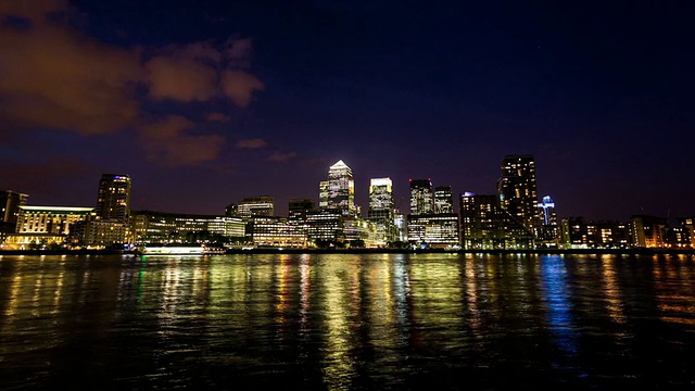 伦敦- CIRCA 2013: Hyper Lapse, hyperlapse, time Lapse of Canary Wharf in LONDON during night by the river, business building and banks视频素材