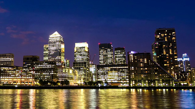 伦敦- CIRCA 2013: Hyper Lapse, hyperlapse, time Lapse of Canary Wharf in LONDON during night by the river, business building and banks视频素材