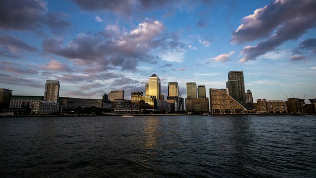 伦敦- CIRCA 2013: Hyper Lapse, hyperlapse, time Lapse of Canary Wharf in LONDON during sunset by the river, business building and banks .日落时分的伦敦金丝雀码头，商业大厦和银行视频素材