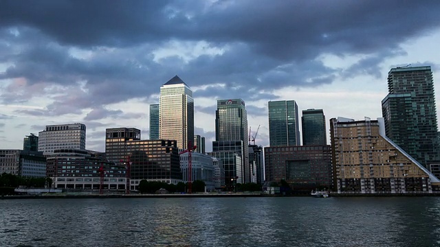 伦敦- CIRCA 2013: Hyper Lapse, hyperlapse, time Lapse of Canary Wharf in LONDON during sunset by the river, business building and banks .日落时分的伦敦金丝雀码头，商业大厦和银行视频素材