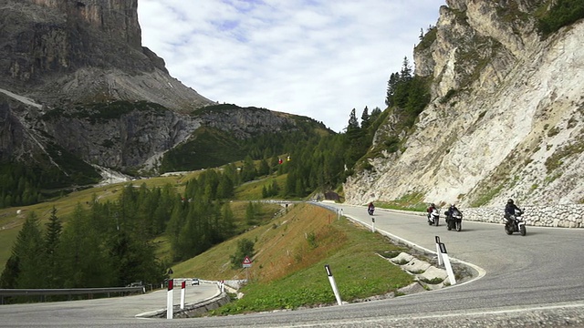 PAN交通在加迪纳山口(Groedner Joch, Passo Gardena)在白云石山脉视频素材