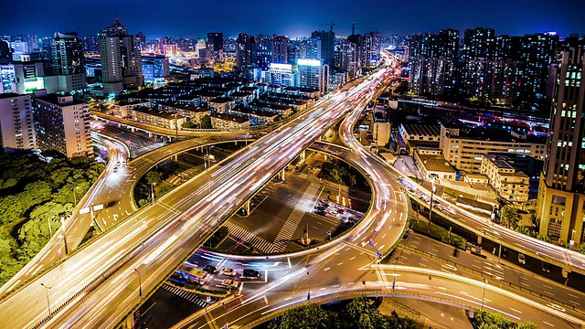 T/L WS HA Traffic on a Road Intersection /上海，中国视频素材