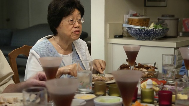 资深亚洲女性在与朋友吃饭时谈话视频素材