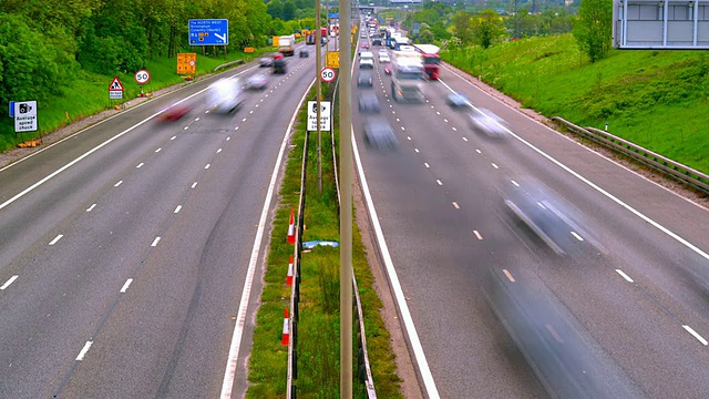 时间流逝M1高速公路上的交通。视频素材