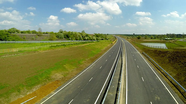 空的新双车道公路的时间流逝。视频素材