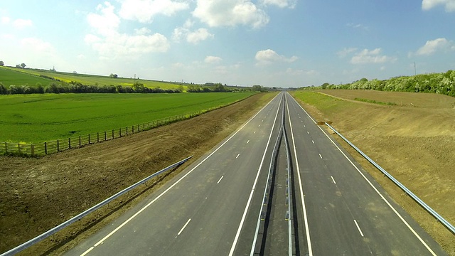 一条空的新双车道公路。视频素材