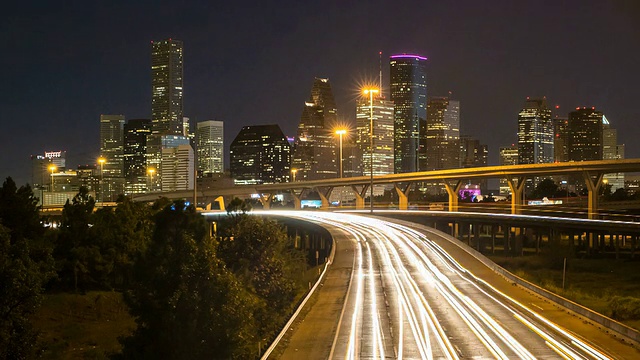 高角度的多车道高速公路与摩天大楼的背景，休斯顿，德克萨斯州，美国视频素材