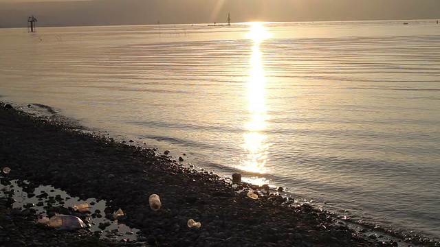 潘沿着加利利海的海岸，太阳在地平线上低低地升起。视频下载