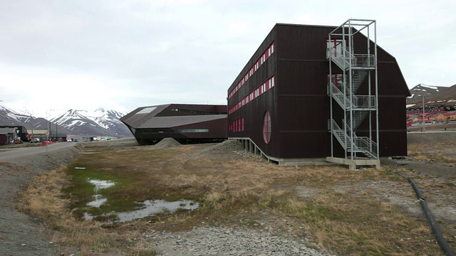 斯瓦尔巴群岛大学中心(UNIS)位于斯匹次卑尔根群岛的朗伊尔城(Longyearbyen)，位于北纬78度，是世界上最北的高等教育和研究机构视频素材