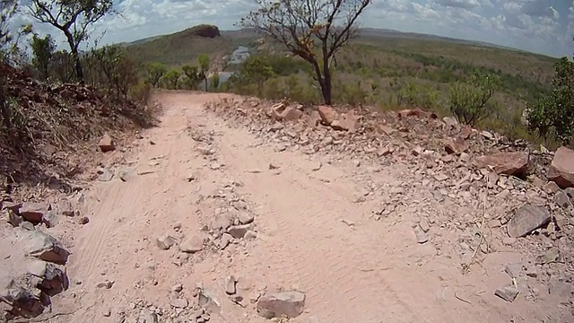 HD:粗糙的岩石道路驾驶视频素材