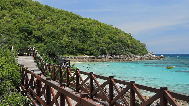 天堂岛海滩，旁边有木桥视频素材