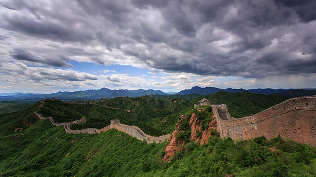 T/L WS HA The Great Wall under roll clouds /北京，中国视频素材