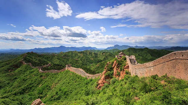 T/L WS HA TD The Great Wall under roll clouds /北京，中国视频素材