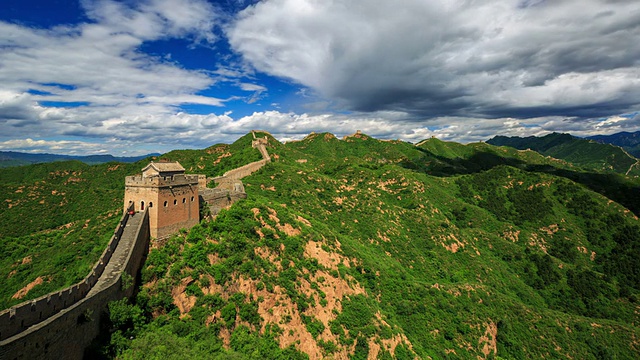 T/L WS HA The Great Wall under roll clouds /北京，中国视频素材