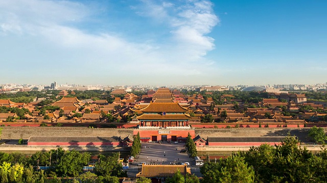 T/L WS HA ZI The Forbidden City under roll clouds /北京，中国视频素材