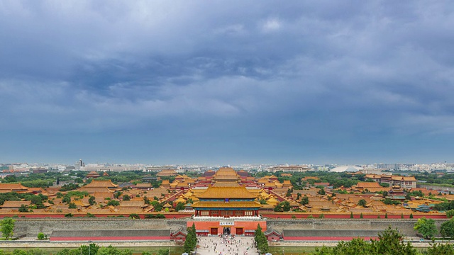 T/L WS HA The Forbidden City under roll clouds /北京，中国视频素材