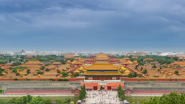 T/L WS HA PAN The Forbidden City under roll clouds /北京，中国视频素材