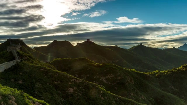 T/L WS PAN日出在长城/北京，中国视频素材