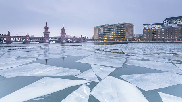 Oberbaumbrücke柏林冬季景观与冰在施普雷河和火车速度视频素材