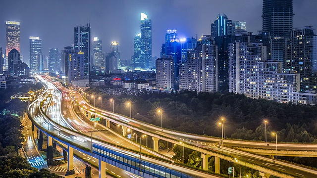 上海延安高架路夜行号/中国视频素材