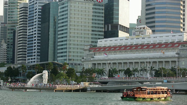 前景为鱼尾狮喷泉的WS新加坡城市景观。视频素材