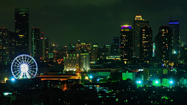 时间流逝——夜间曼谷的天际线。(放大)视频素材