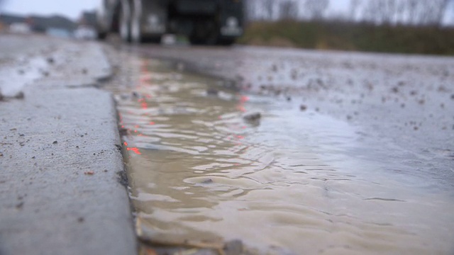 水流下排水沟视频下载