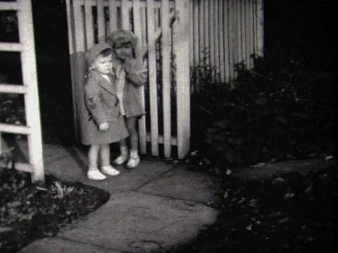 1934年年轻女孩被年轻女孩亲吻视频素材