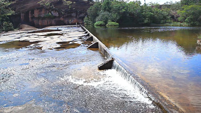 水流过堰。视频素材