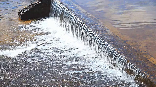 水流过堰。视频素材