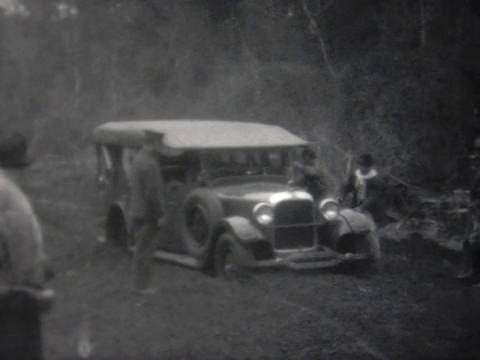 1928年的老旅游车陷在泥里视频素材