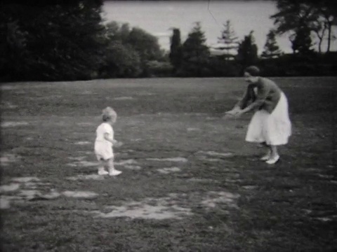 1932年，母亲鼓励不情愿的婴儿走路视频素材