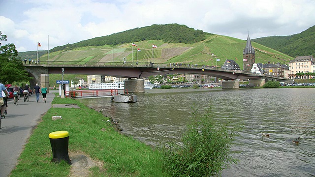 德国莱茵兰-普法尔茨Bernkastel-Kues摩泽尔河流域附近的街道上行走的人们的WS视图视频素材