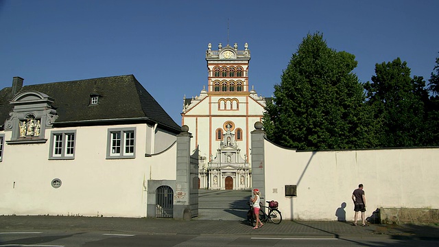 德国莱茵兰-普法尔茨市特里尔大街上的WS View Abbey St. Matthias和公交车视频素材