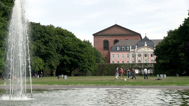 Palastgarten与Kurfurstliches Palais / Trier，莱茵兰-普法尔茨，德国视频素材