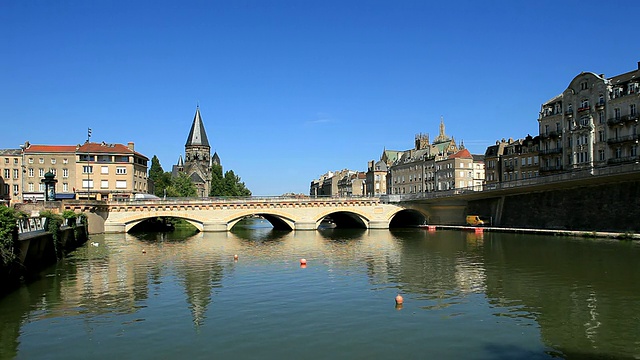 法国洛林，梅茨，摩泽尔河，莫yen Pont, Temple Neuf的WS视图视频素材