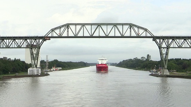 在德国Rendsburg / Hamburg, Nord-Ostsee-Kanal Kiel运河移动的集装箱船视图视频素材