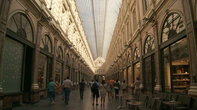 WS View of Galleries Royale Saint Hubert with people /布鲁塞尔，布鲁塞尔首都地区，比利时视频素材