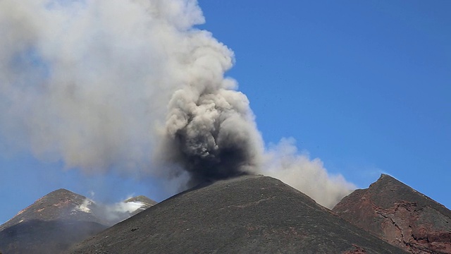 意大利西西里岛，埃特纳火山喷发的火山灰云视频下载