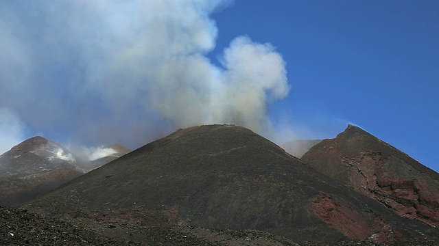 意大利西西里岛，埃特纳火山喷发的火山灰云视频下载