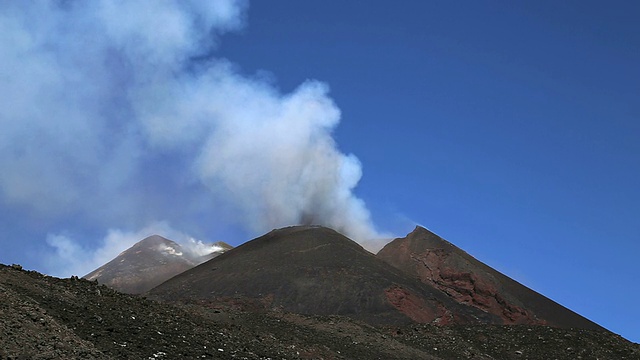 意大利西西里岛，埃特纳火山喷发的火山灰云视频下载