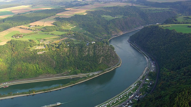 WS航拍的河流与公路和铁路沿山和农田在上中部莱茵河河谷/德国视频素材